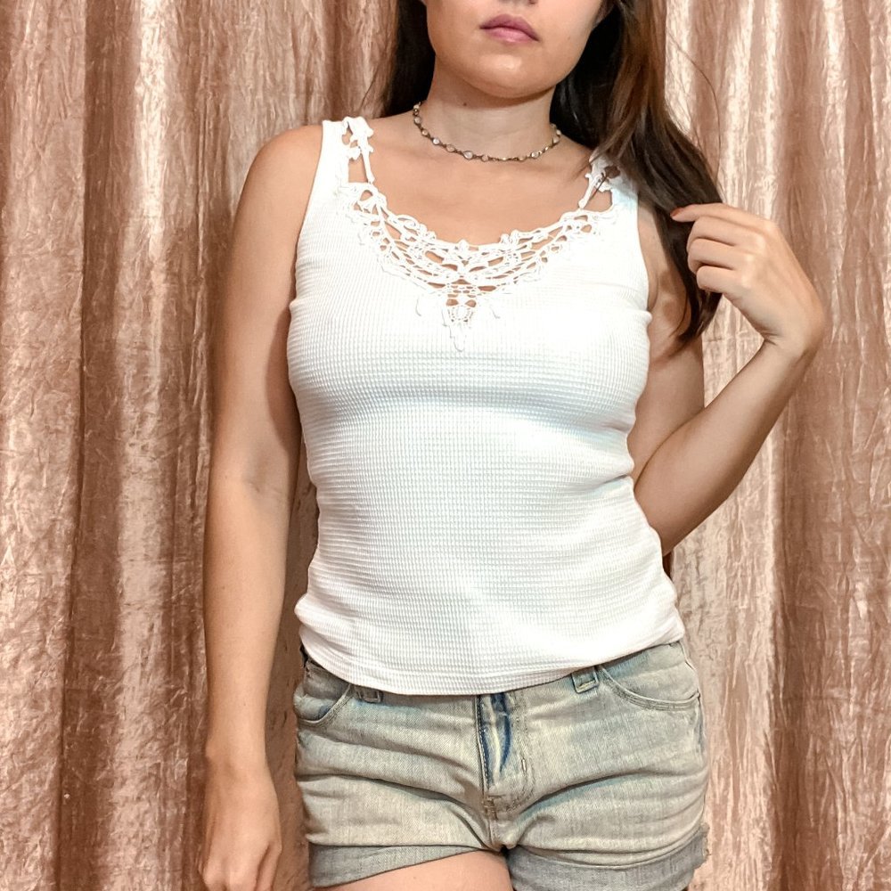 Bisou Bisou White Textured Tank W/ Lace Neck Line